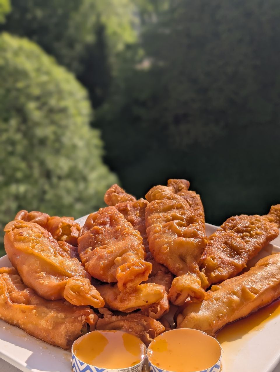 Frittierte Bananen-Beignets mit zwei Schälchen Honig