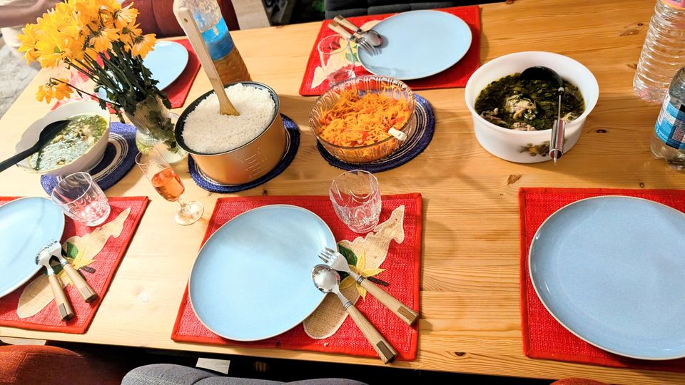 Gedeckte Tafel mit Romazava, Reis und Karottensalat