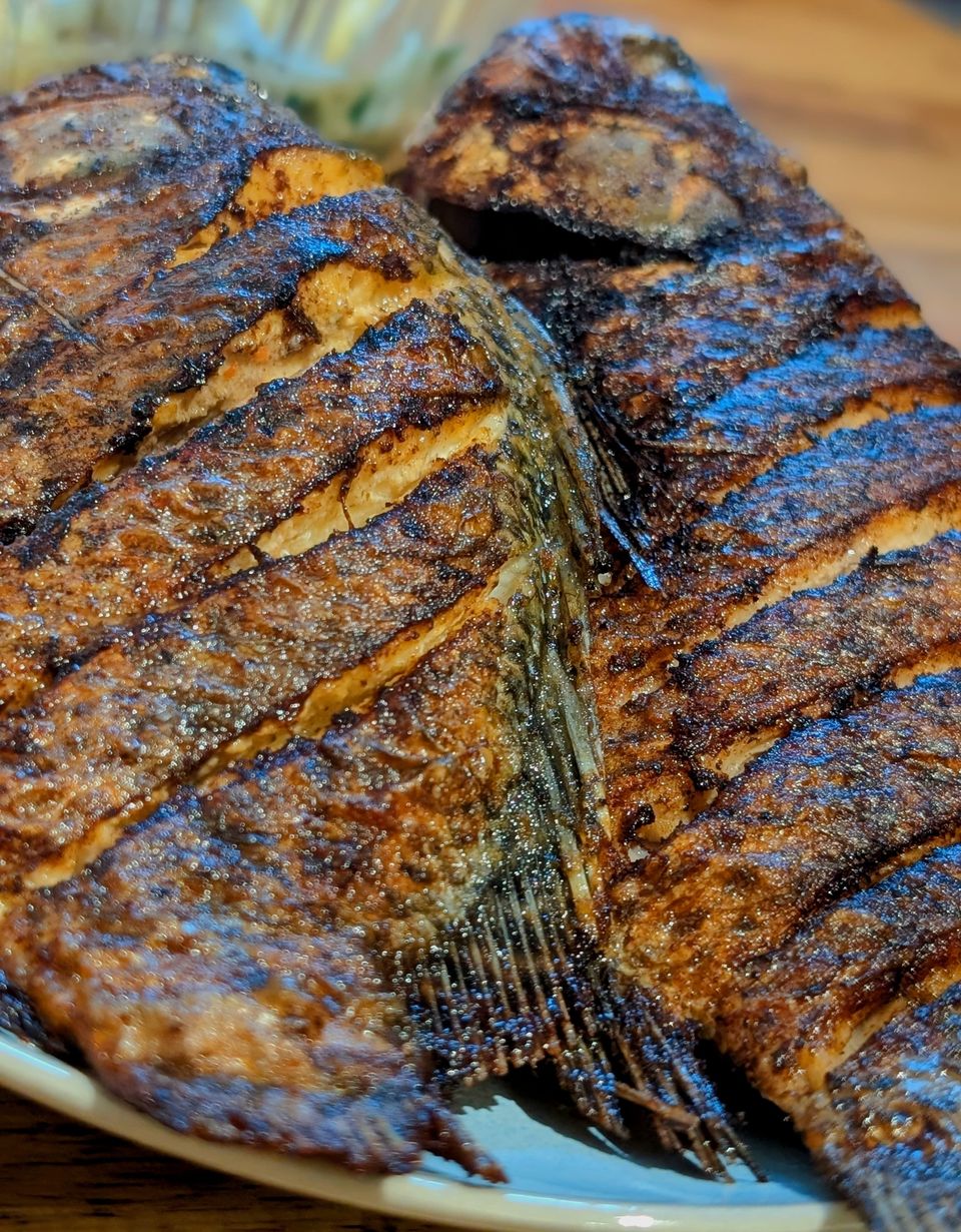 Zwei knusprig gegrillte Fische mit Röstaromen