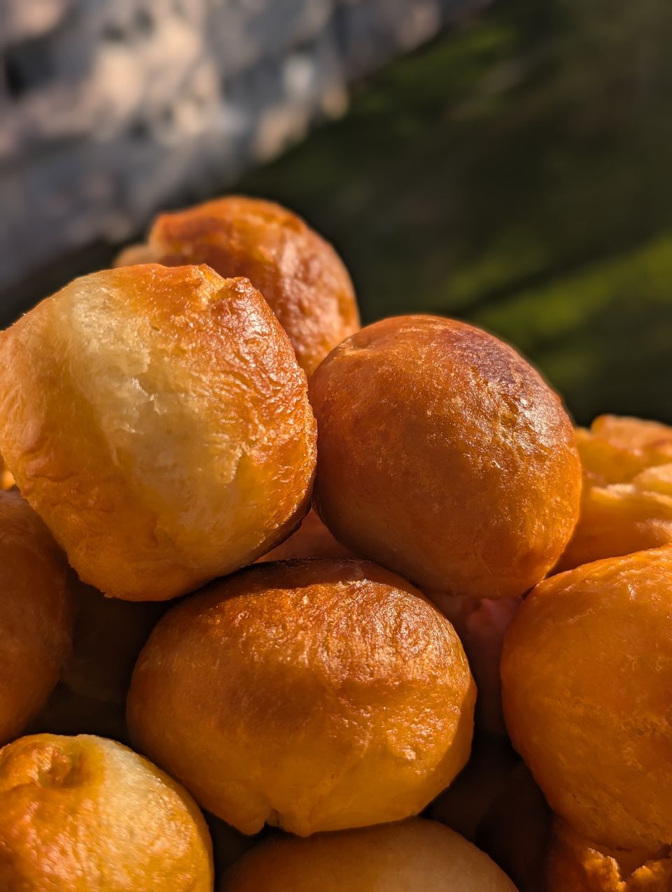 Goldbraune Mofo baolina – frittierte madagassische Teigbällchen