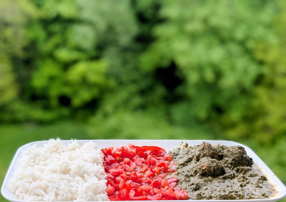 Ravitoto, Tomaten-Rougail und Reis auf einer weißen Platte