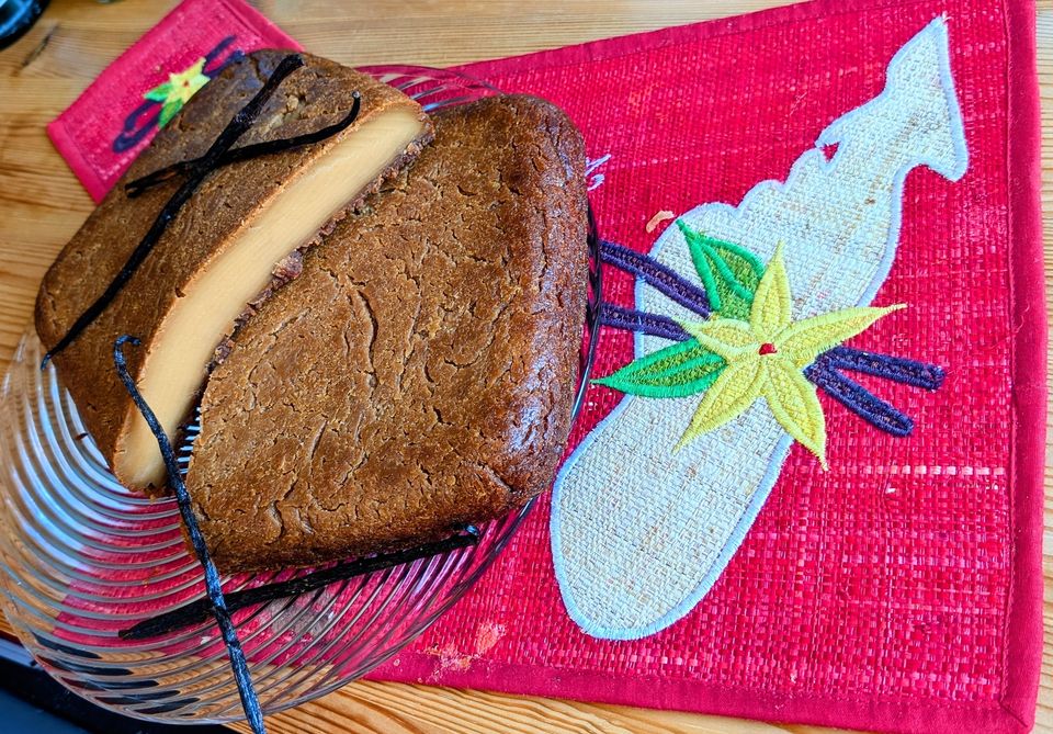 Saftiger Kuchen mit Madagaskar-Vanilleschoten auf rotem Tischset